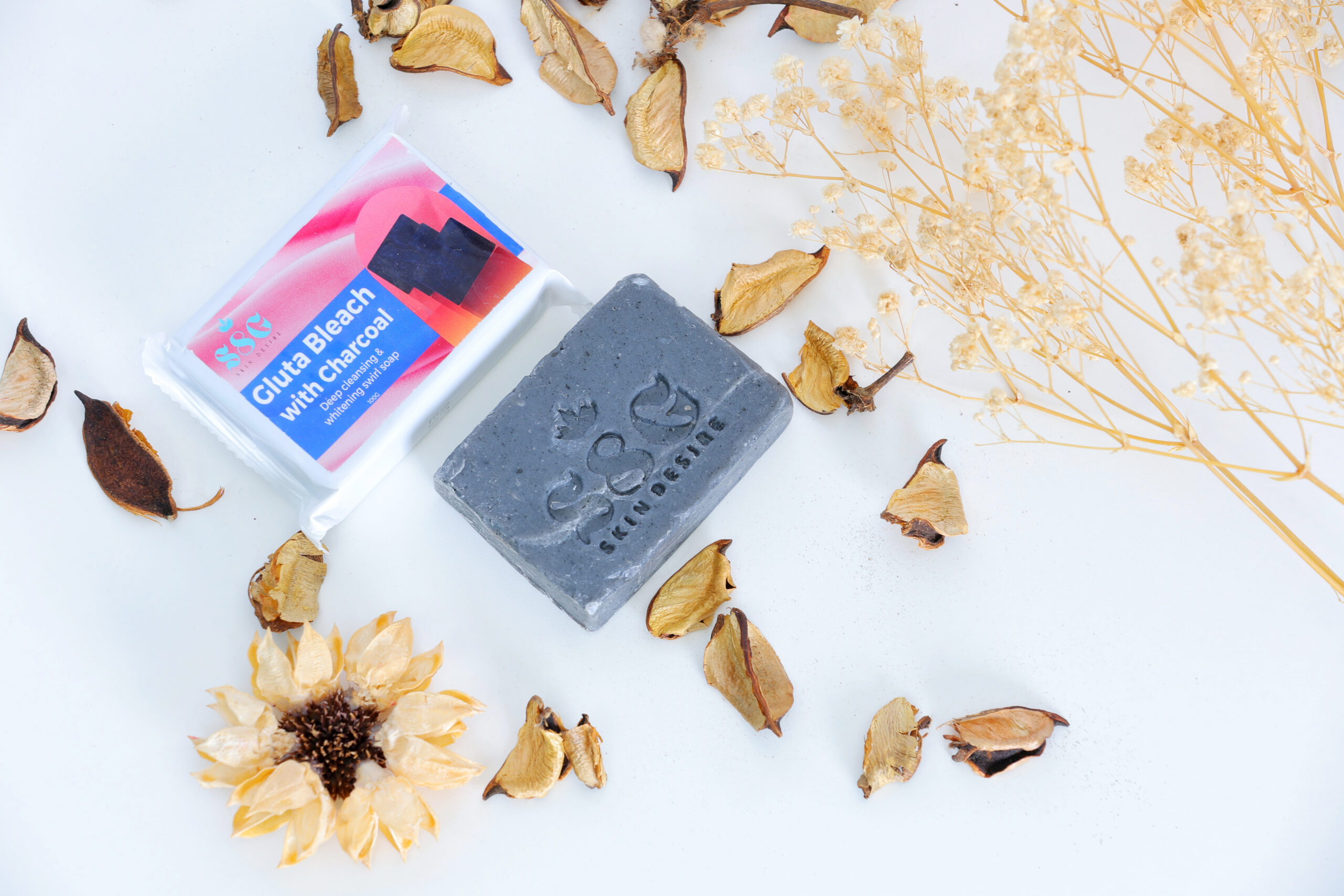 Gluta Bleach With Charcoal Deep Cleansing & Whitening Swirl Soap