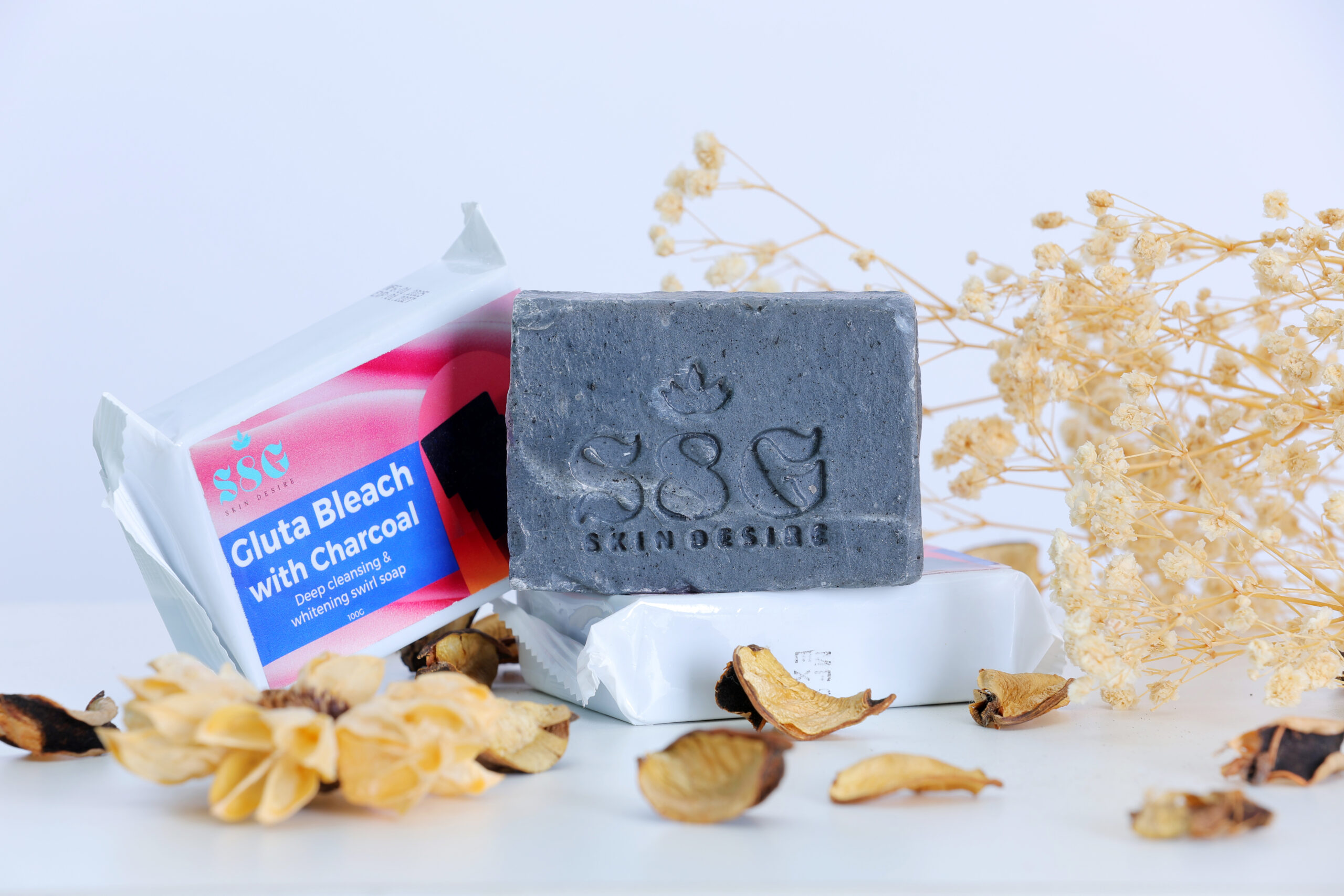 Gluta Bleach With Charcoal Deep Cleansing & Whitening Swirl Soap - Image 4