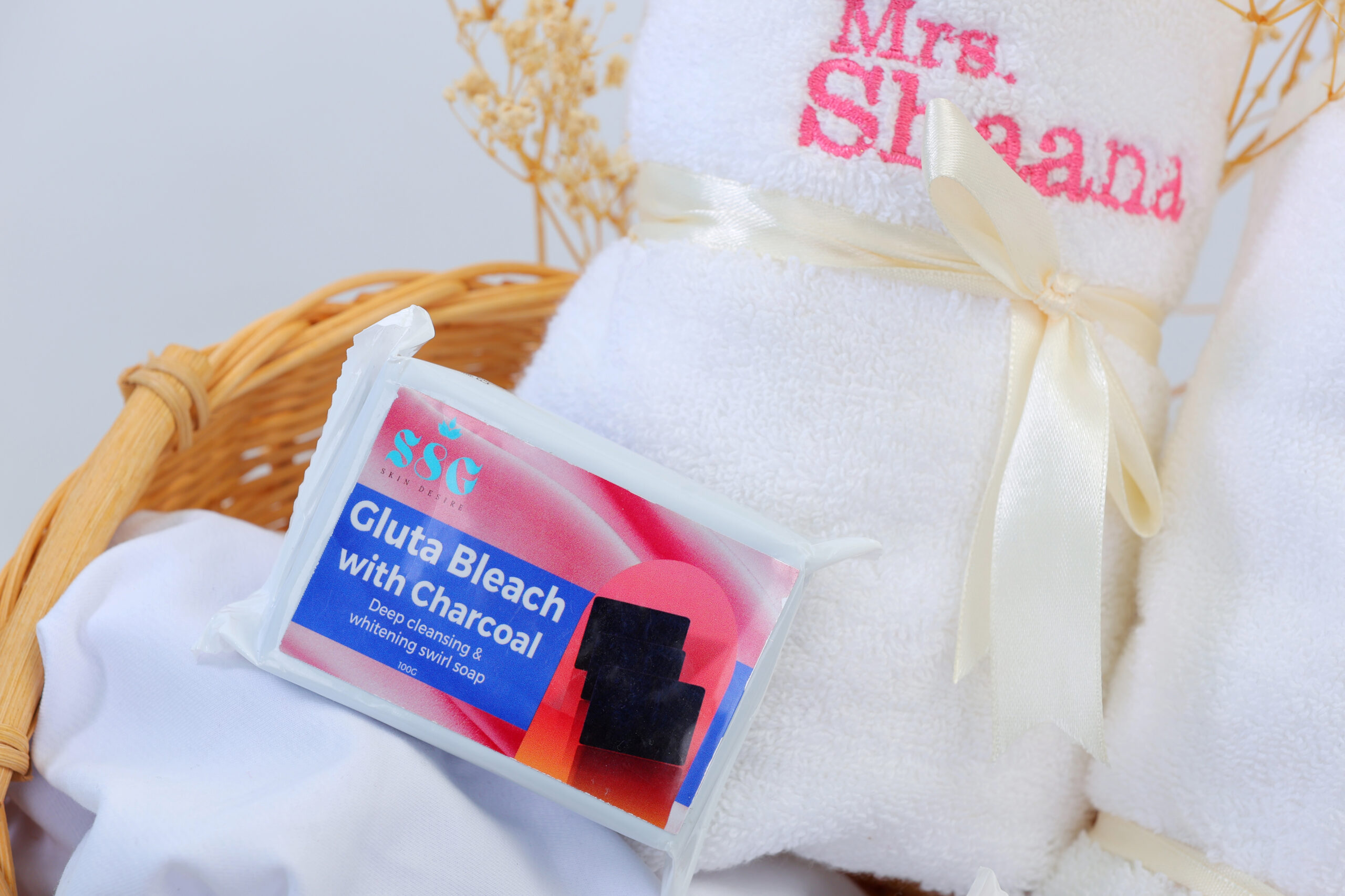 Gluta Bleach With Charcoal Deep Cleansing & Whitening Swirl Soap - Image 7